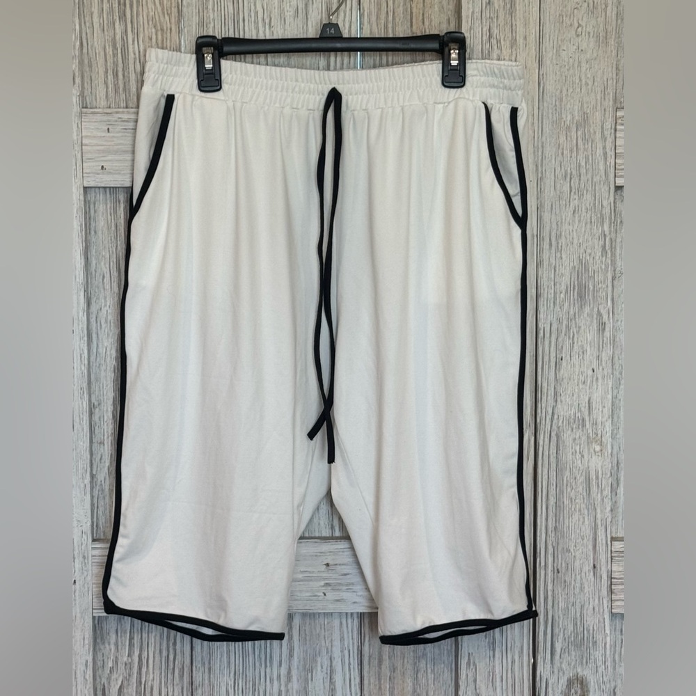 Unbranded women’s white capri pants with black trim sz 2XL small spot back leg